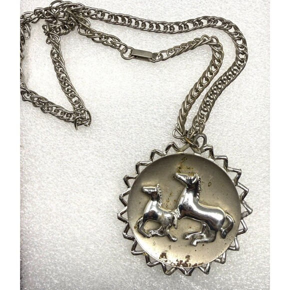 Unbranded Jewelry - Vintage Horses Equestrian Themed Round Medallion Silver Toned Necklace